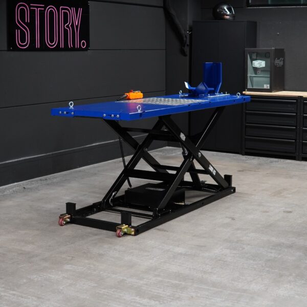 82 101 12 <strong>Table élévatrice</strong><strong> électro-hydrauliquen Moto TRUSTERS Powerlift 1000 BLEU</strong> <strong>Capacité de levage 1 tonne.</strong>