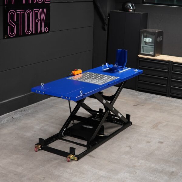 82 101 13 <strong>Table élévatrice</strong><strong> électro-hydrauliquen Moto TRUSTERS Powerlift 1000 BLEU</strong> <strong>Capacité de levage 1 tonne.</strong>