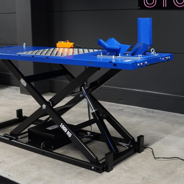 82 101 14 <strong>Table élévatrice</strong><strong> électro-hydrauliquen Moto TRUSTERS Powerlift 1000 BLEU</strong> <strong>Capacité de levage 1 tonne.</strong>