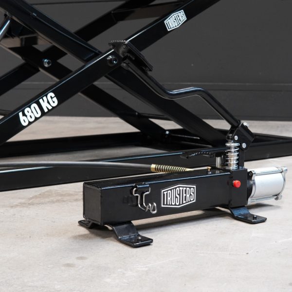 82 680 9 <strong>Avec une capacité de charge robuste de 680 kg, le pont élévateur moto POWERLIFT 680 est parfaitement préparé pour tous les défis.</strong> <ul> <li><strong>Capacité de charge de 680 kg </strong></li> <li><strong>Plateforme en tôle striée </strong></li> <li><strong>Pompe à double action manuelle et pneumatique</strong></li> </ul>