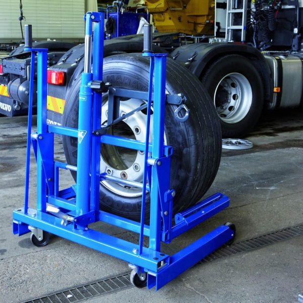 8888 WTA500 2 <p class="product_title entry-title"><strong>Chariot porte-roue AC hydraulic WTA 500, capacité de levage 500 kilos.</strong></p>