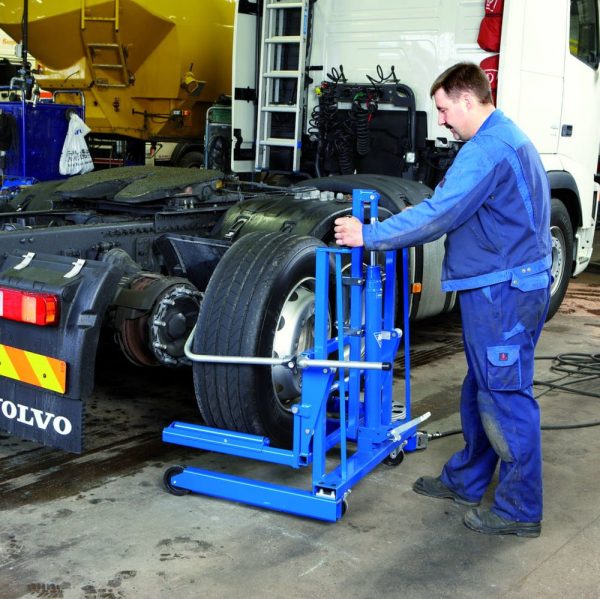 8888 WTA500 3 <p class="product_title entry-title"><strong>Chariot porte-roue AC hydraulic WTA 500, capacité de levage 500 kilos.</strong></p>